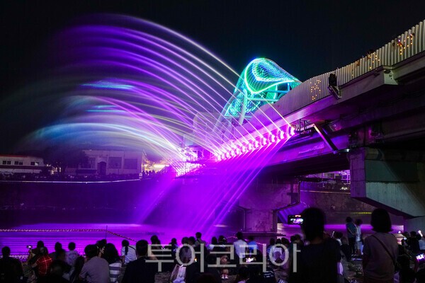 사진 / 무주 사랑의 다리 음악분수의 모습_투어코리아 유지훈 기자