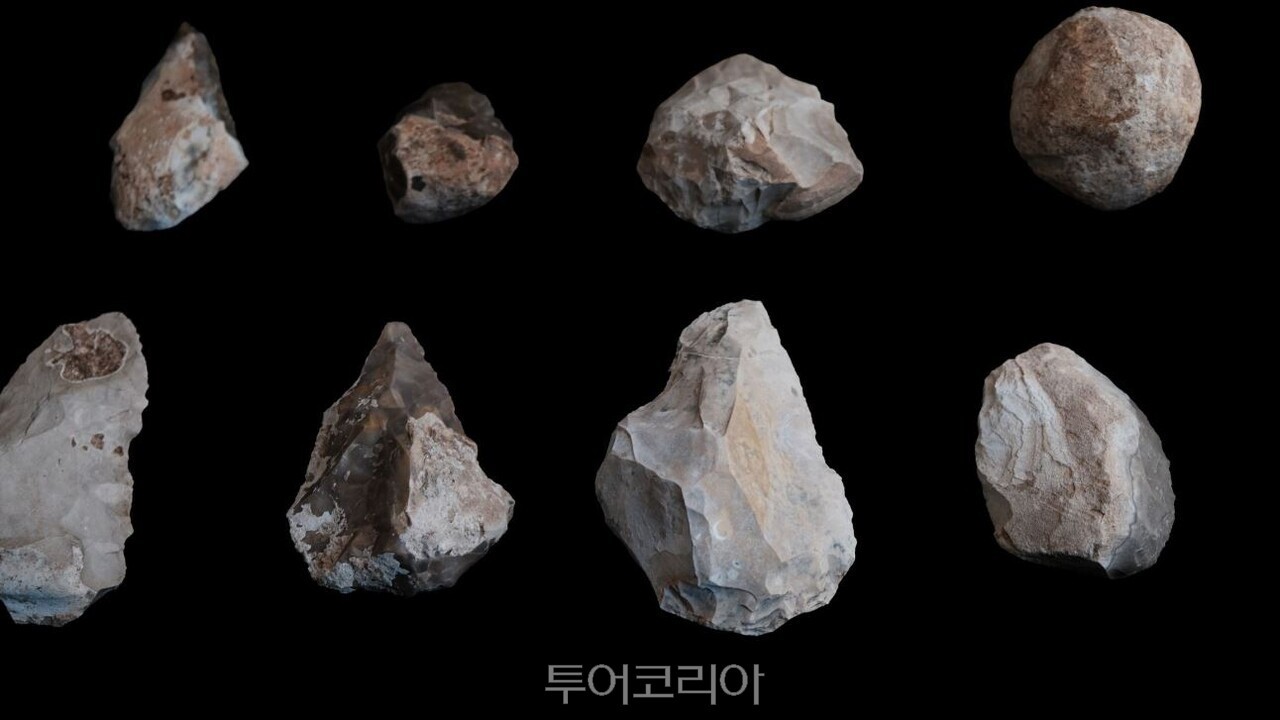 고대 동굴에서 발견된 선사시대 손도끼/사진 제공-에밀 알라젬, IAA