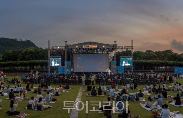 사진 / 무주등나무운동장_무주산골영화제 제공