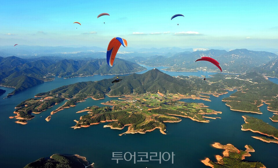  청풍호의 절경을 한눈에 내려다 볼 수 있는 청풍면 비봉산 활공장에서 즐기는 패러글라이딩/ 사진=제천시