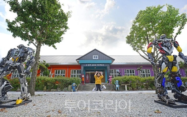 오대호아트팩토리에는 1300여점의 정크아트작품이 전시돼 있다.