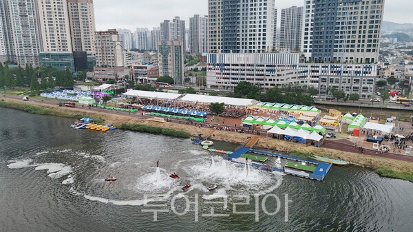 수상 비행 곡예(하이드로 플라잉 워터쇼)./사진-울산 중구