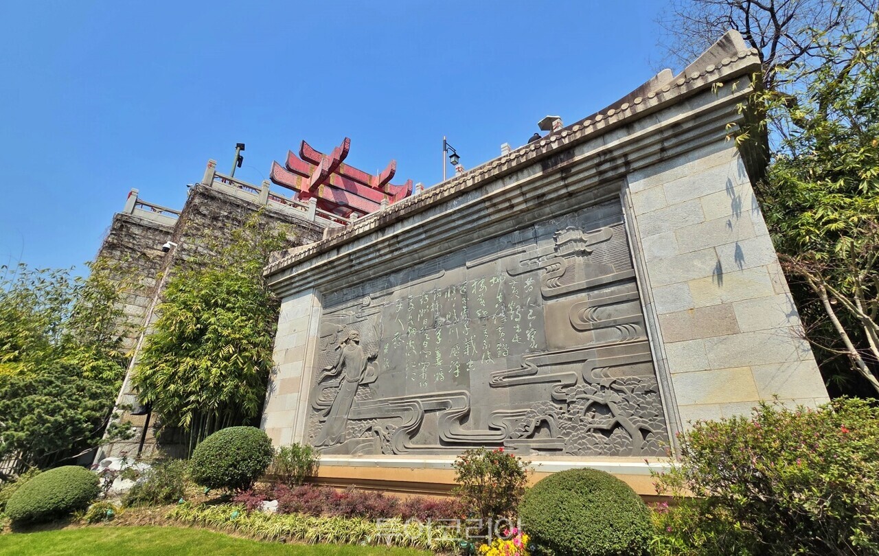 황학루에는 최호(崔顥)의 시를 보고 붓을 꺾었다는 이백의 이야기가 적혀있다. /사진-투어코리아