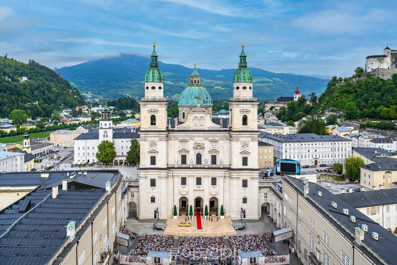 잘츠부르크 대성당 앞에서 열리는 잘츠부르크 페스티벌 공연 © Tourismus Salzburg GmbH_Guenter Breitegger