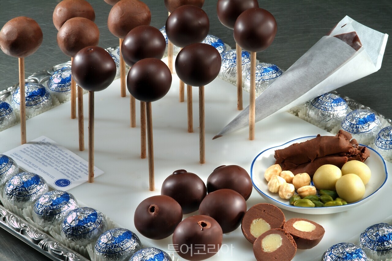 카페-콘디토라이 퓌르스트(Café-Konditorei Fürst)의 오리지널 잘츠부르크 모차르트쿠겔(Original Salzburger Mozartkugel) © Tourismus Salzburg GmbH