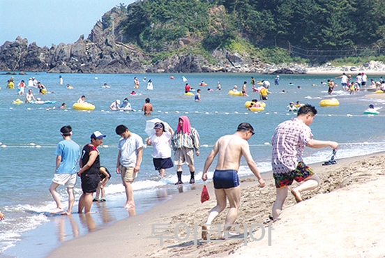 하맹방해수욕장에서 해수욕을 즐기는 피서객들 /사진-삼척시