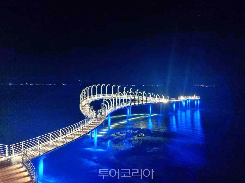 간월도 해양경관 탐방로 야경 /사진-서산시