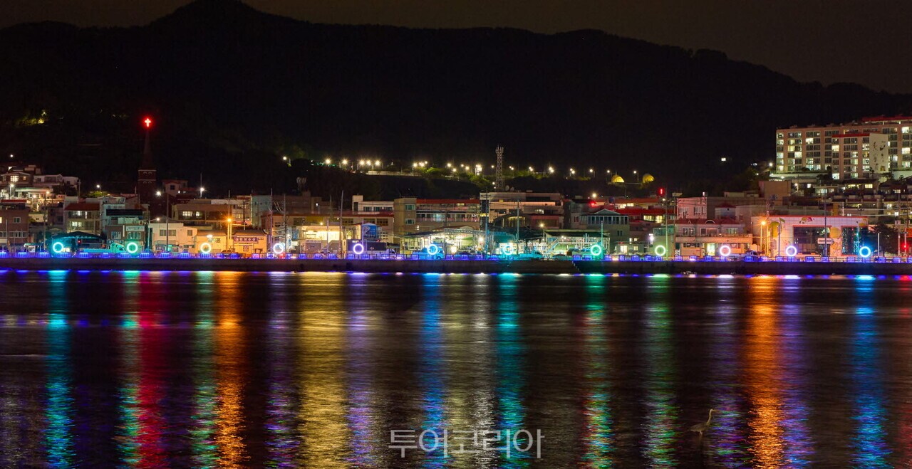 빛으로 물든 통영항  / 사진-통영시