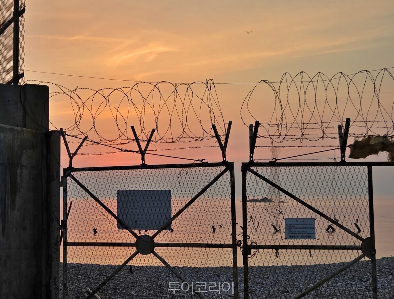 인천 옹진군 백령도 해안에서 바라본 일몰. 붉게 물든 하늘과 잔잔한 서해 바다가 어우러져 고요한 풍경을 연출하고 있다./사진-투어코리아