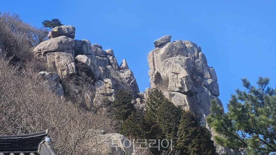 남해 금산 사자 바위와 붙어 있는 손오공 얼굴바위 /ⓒ투어코리아