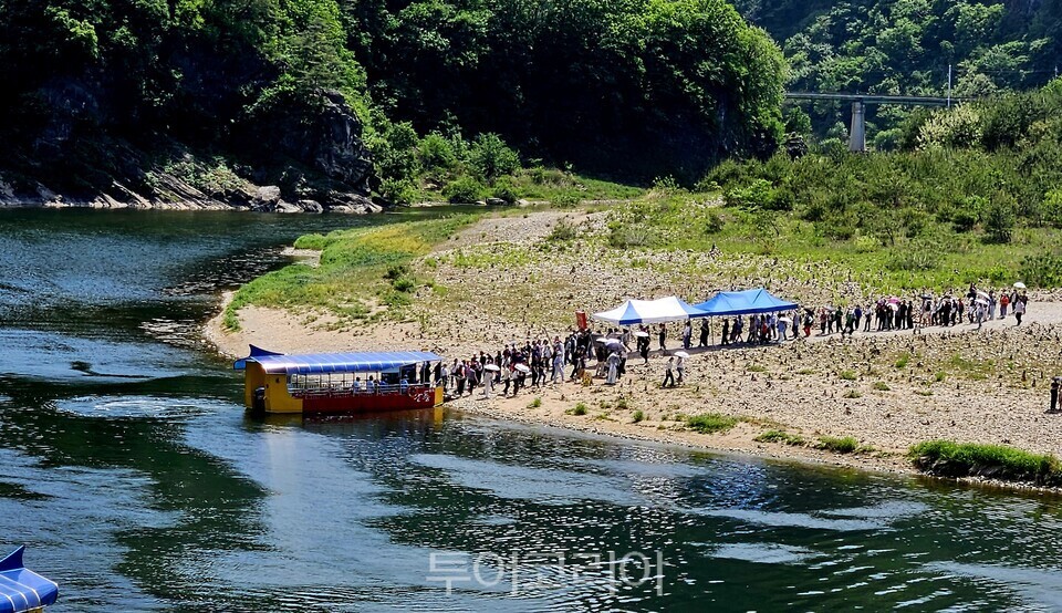 단종 유배지 청령포를 구경하고 나오는 배에 오르는 관광객들/사진=투어코리아