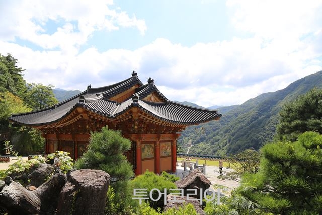 지리산 산맥 위에 앉아 천왕봉을 멀리 바라보고 있는 서암정사의 대웅전 ⓒ길지혜 여행작가