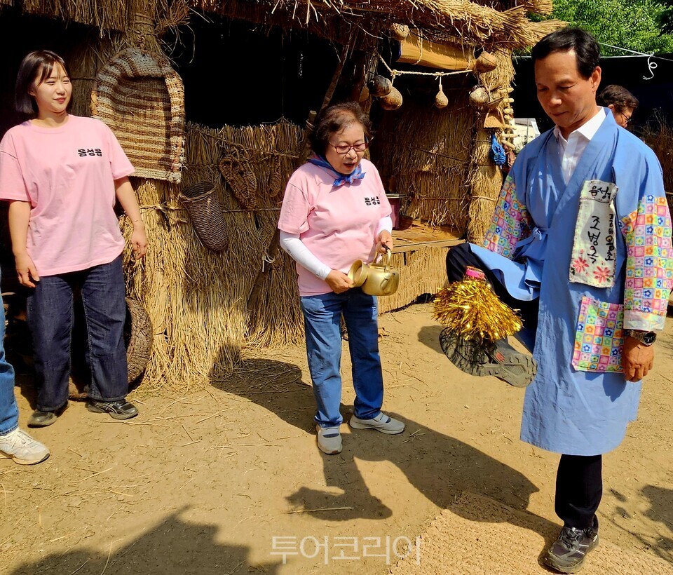 품바가된 조병옥 음성군수 품바가 전통민속놀이 제기차기를 하고 있다.