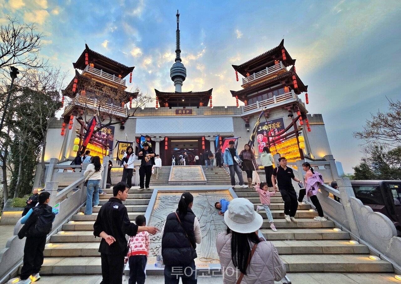 ‘삼국군방연(三國群芳宴) 공연을 볼 수 있는 지음문화여유구(知音文化旅游区) / 사진-투어코리아