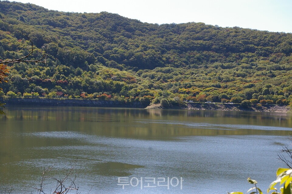 적상산 정상에 들어선 양수발전소 정상호  ⓒ투어코리아