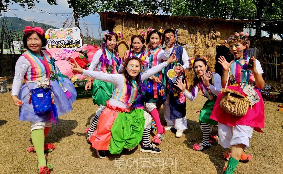 구경만 해도 신나는 품바축제 오세요./ 유경훈 기자.