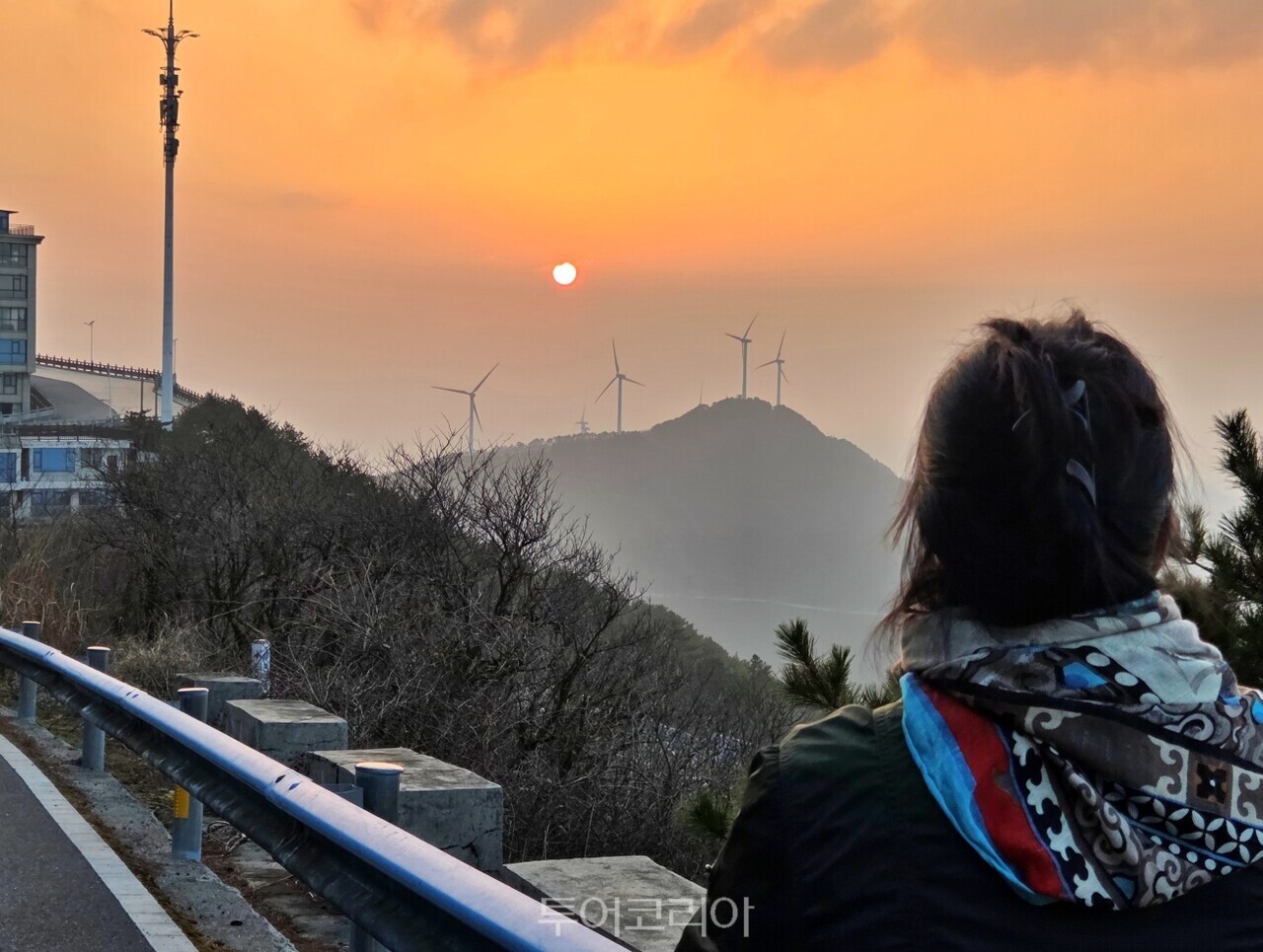 일출 명소 동고포에서 해가 떠오르는 모습을 모고 있다./사진-투어코리아
