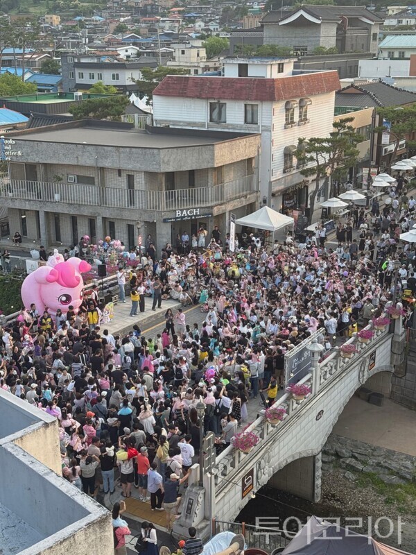 ▲공주문화관광재단이 지난 13일 제민천 감영길 일원에서 개최한 ‘2026 공주 페스티벌’이 약 1만 2천 명의 방문객을 끌어모으며 역대 최대 흥행을 기록했다. /사진-공주문화관광재단
