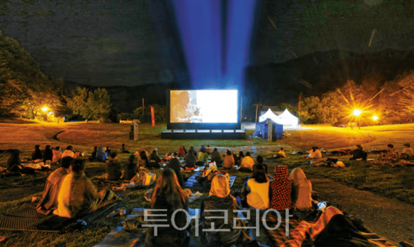 사진 / 덕유산국립공원 대집회장 야외상영 모습_무주산골영화제 제공