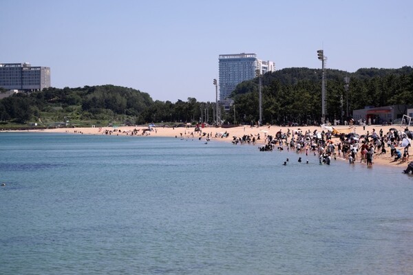 전국적으로 무더위가 이어진 지난 5월 30일 강원 속초 해수욕장 일원이 더위를 식히려는 시민과 관광객들로 북적이고 있다.연합뉴스