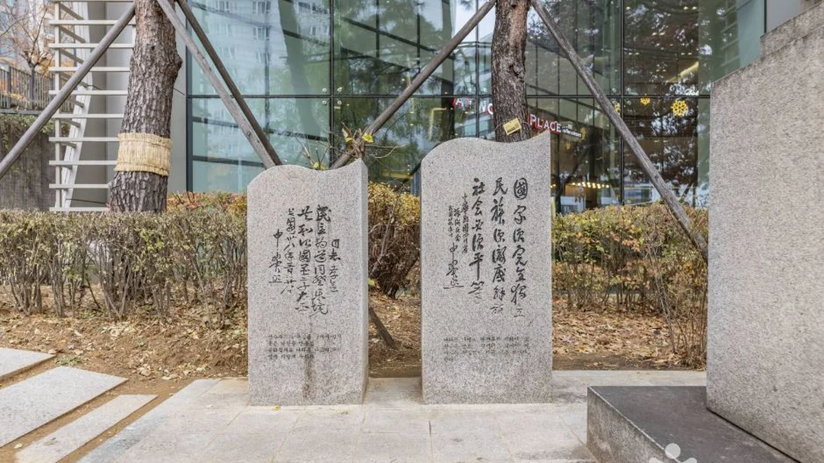 해공신익희선생동상