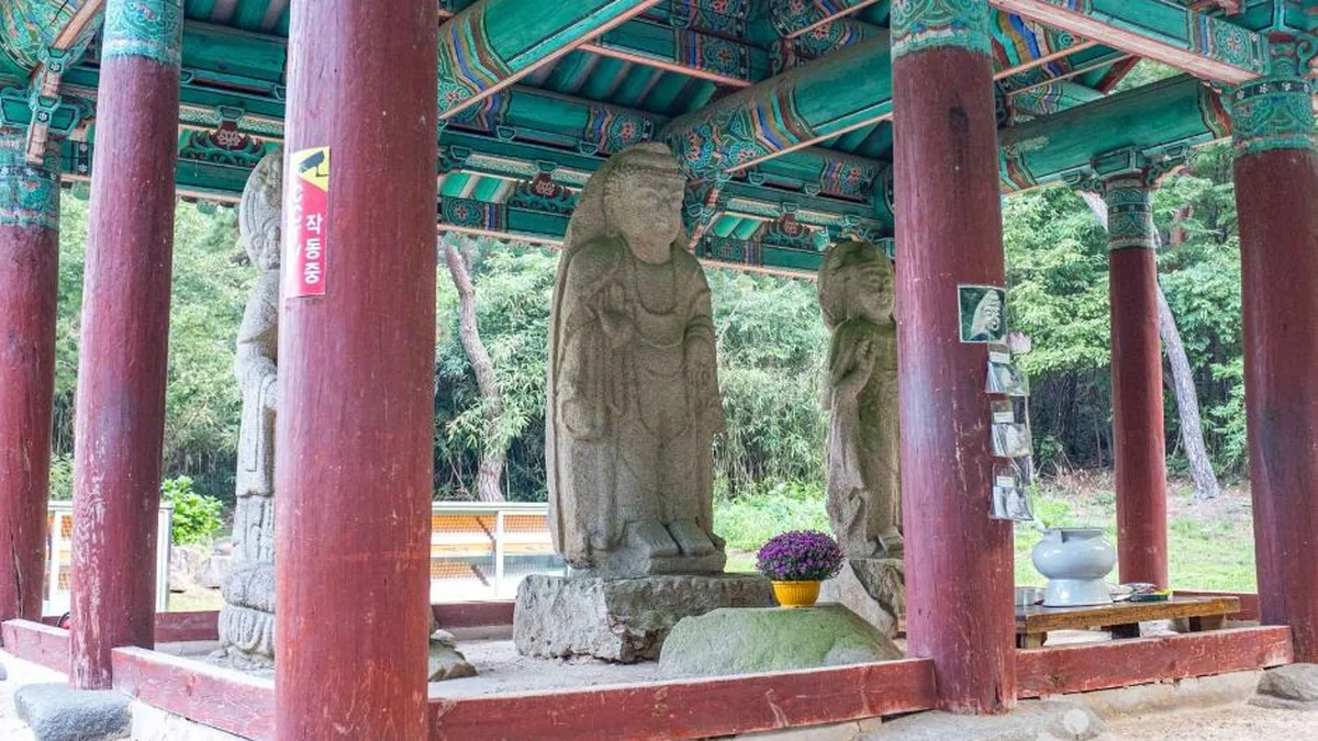 경주 배동 석조여래삼존입상