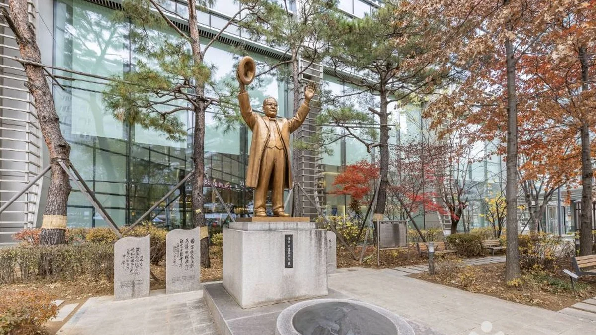 해공신익희선생동상