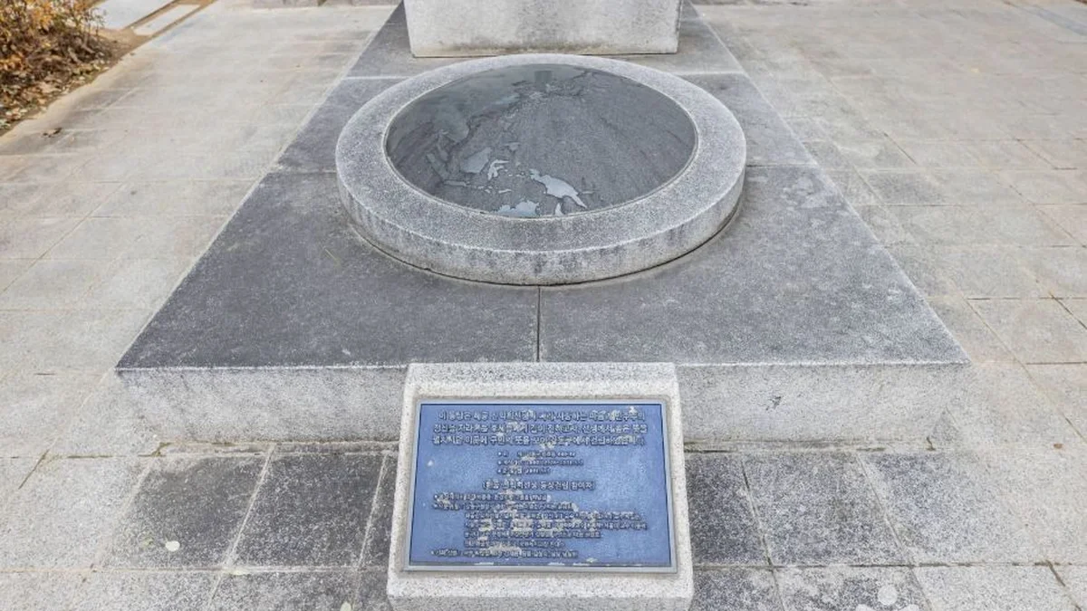 해공신익희선생동상
