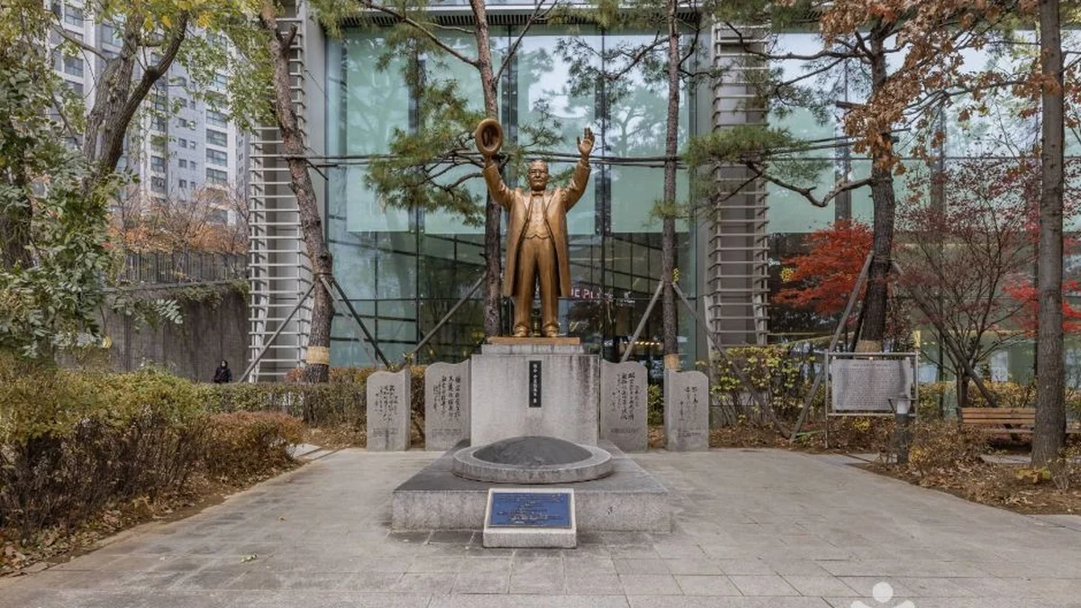해공신익희선생동상