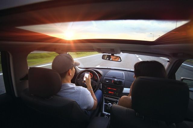夏の車内に置いてはいけない物 引用:記事の内容と関連しAIツールで作成されたイメージ