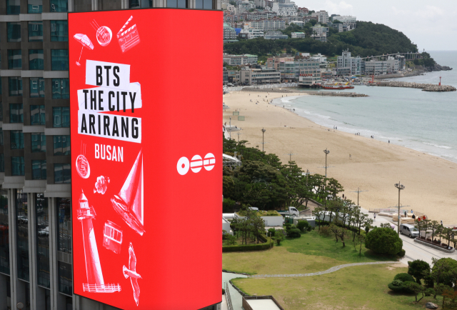 BTS의 공연을 앞두고 9일 부산 해운대해수욕장 앞 그랜드조선 호텔 외벽에 설치된 초대형 미디어 전광판에 행사 홍보 영상이 송출되고 있다. 연합뉴스