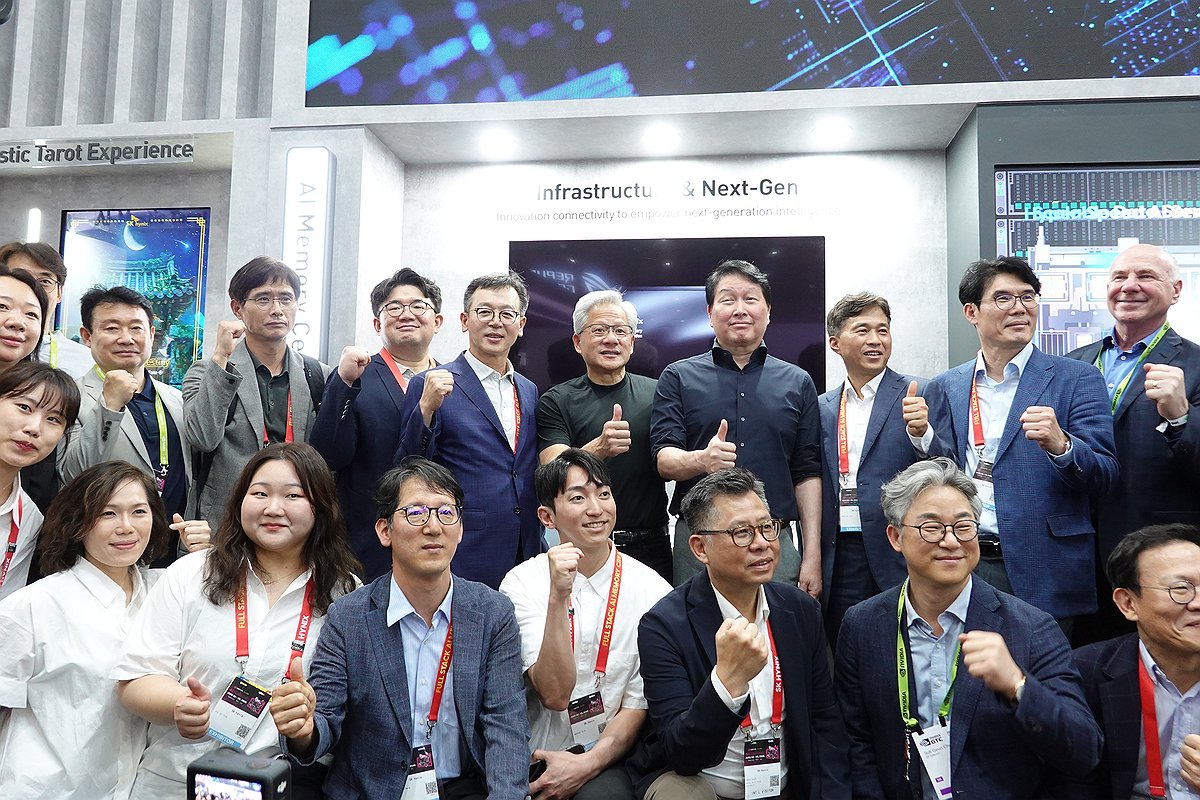 'HBM 더 만들어달라'…최태원, 대만서 젠슨 황·TSMC 수장 잇달아 만났다 1 최태원 회장이 젠슨 황과 SK하이닉스 부스에서 협의하는 장면