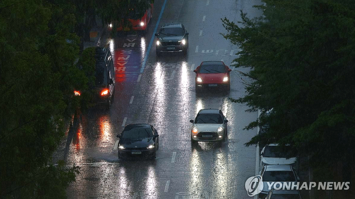 '스텔스 차량' 원천 차단하는 신차 설계… 내년 9월부터 '임의 소등' 불가능하다 1 전조·후미등 자동점등 의무화