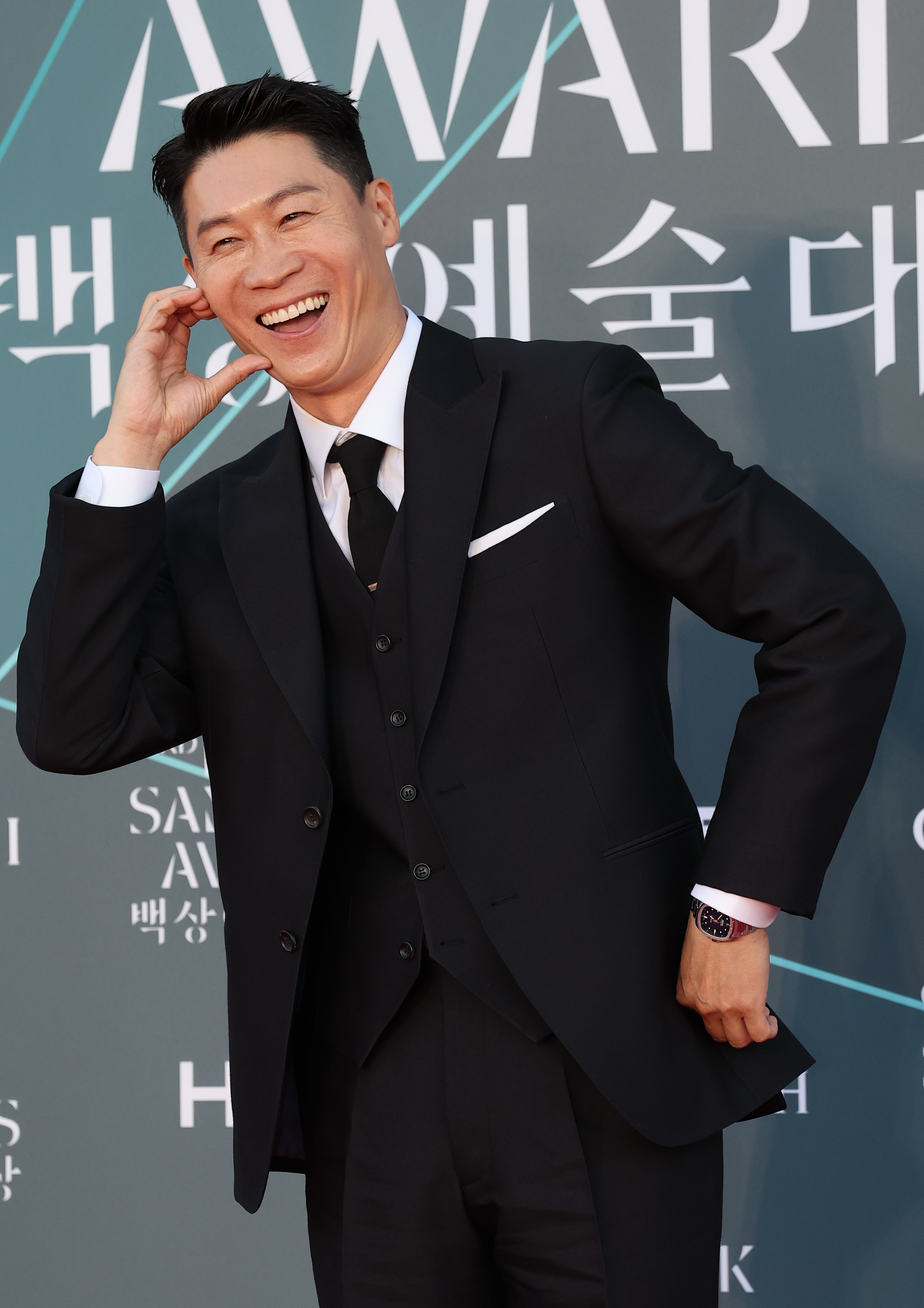 배우 진선규 / 제62회 백상예술대상 레드카펫 행사에서 포즈