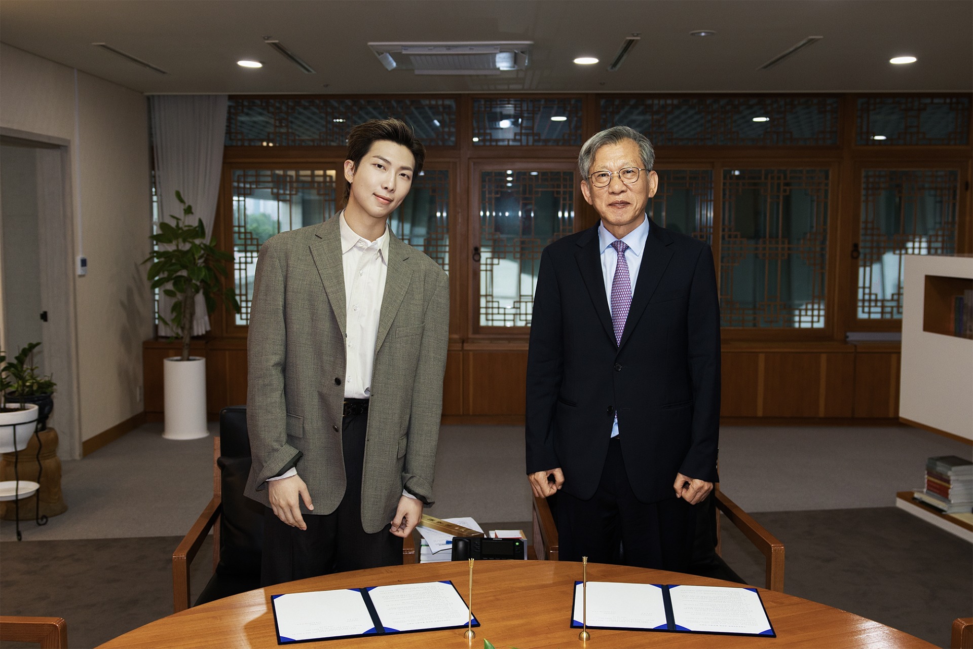 국립중앙박물관 글로벌 홍보대사에 BTS RM
왼쪽부터 방탄소년단(BTS)의 RM, 국립중앙박물관장 [국립중앙박물관 제공. 재판매 및 DB 금지]