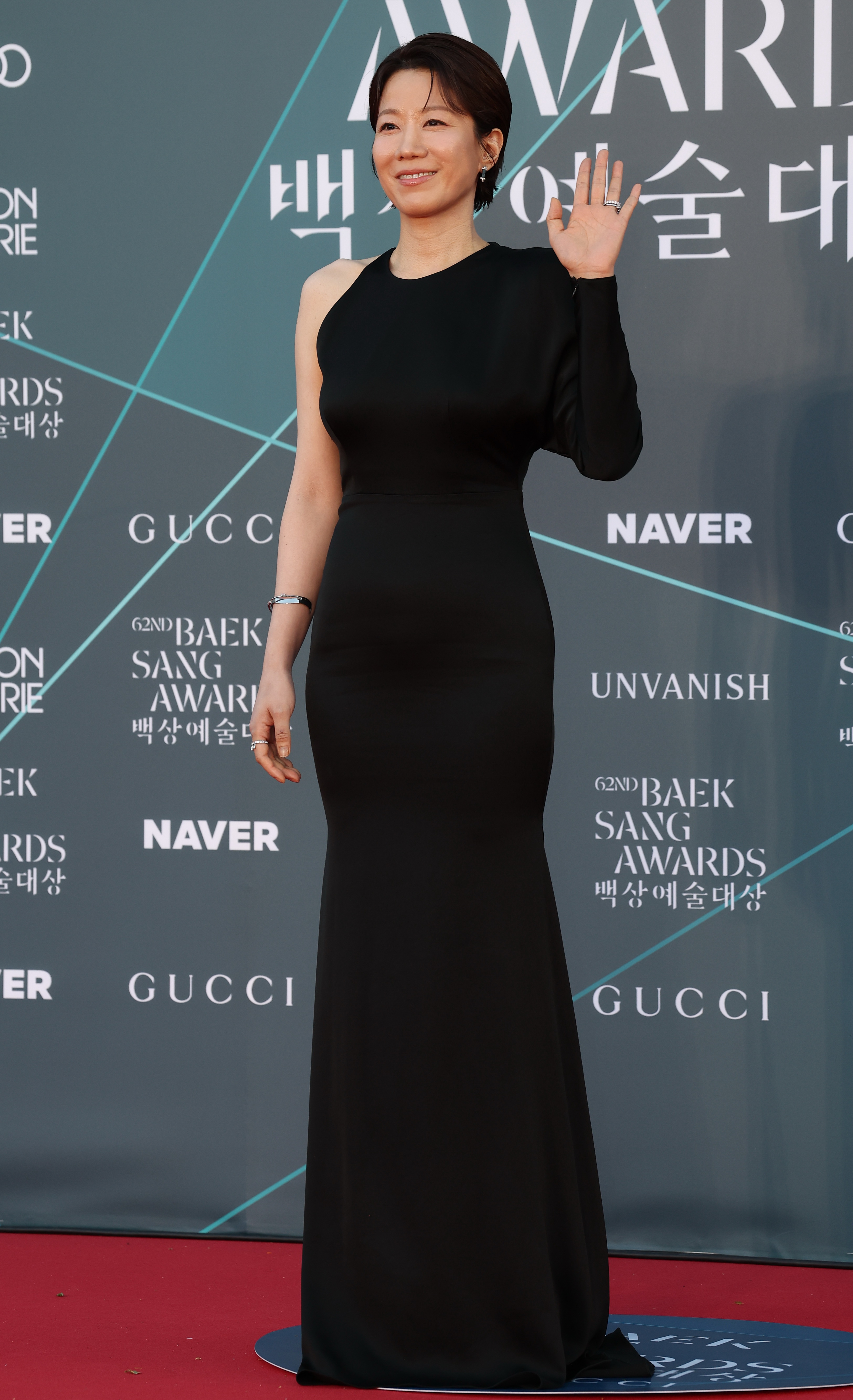 배우 전혜진 / 제62회 백상예술대상 레드카펫 행사에서 포즈