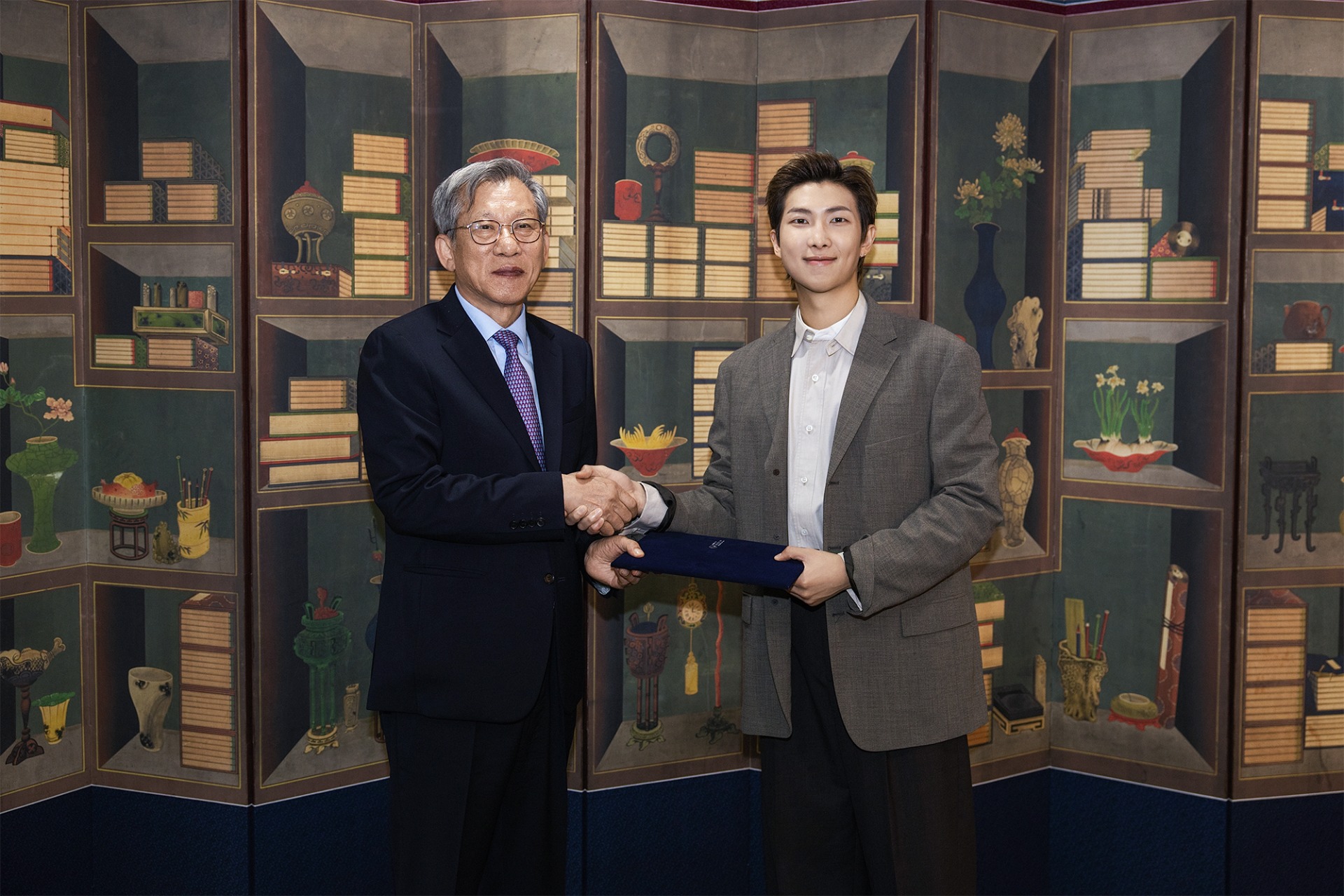 글로벌 홍보대사 위촉식 모습
왼쪽부터 국립중앙박물관장, BTS RM [국립중앙박물관 제공. 재판매 및 DB 금지]