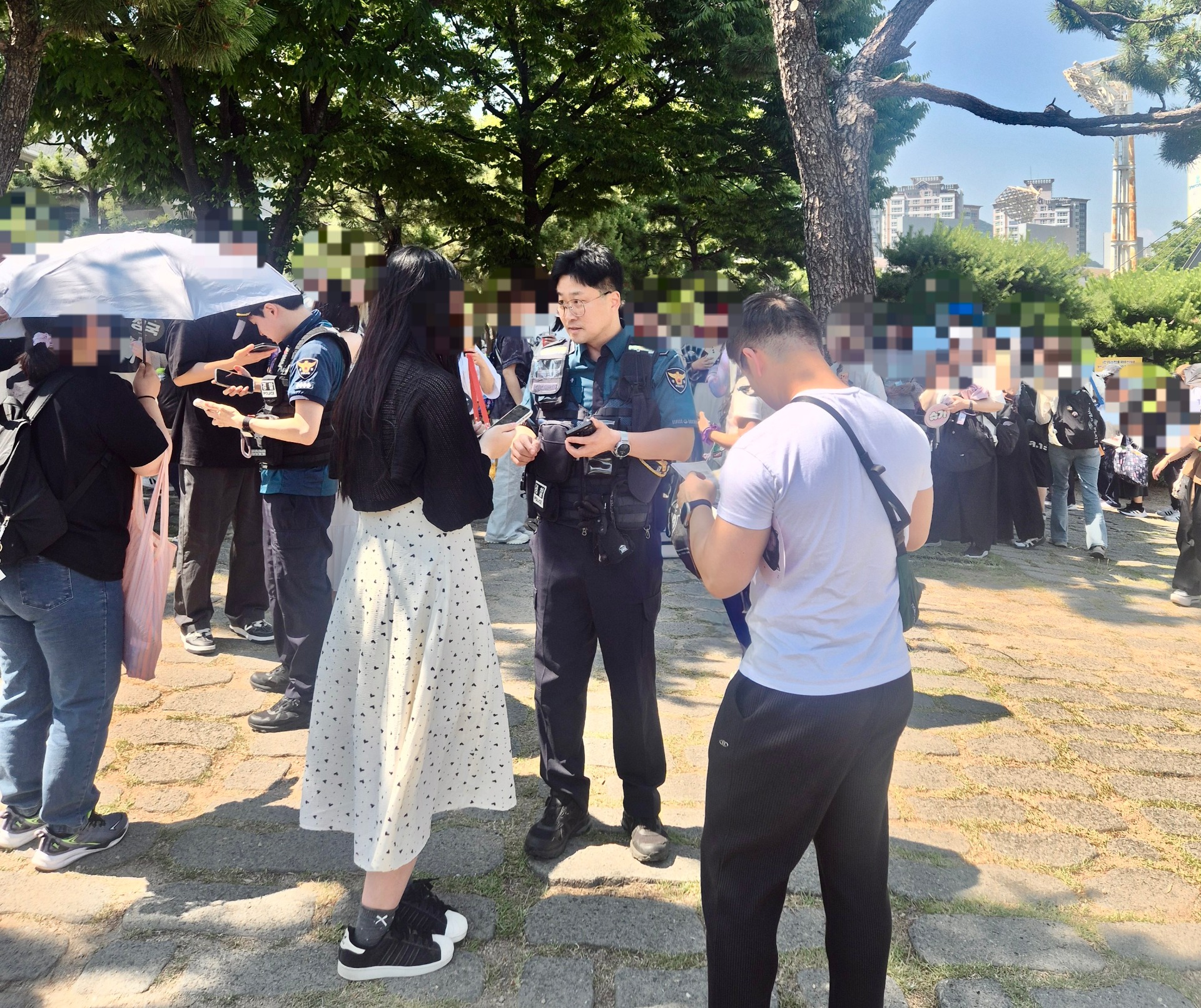 BTS 부산공연 암표거래 단속 현장 [부산경찰청 제공. 재판매 및 DB 금지]
