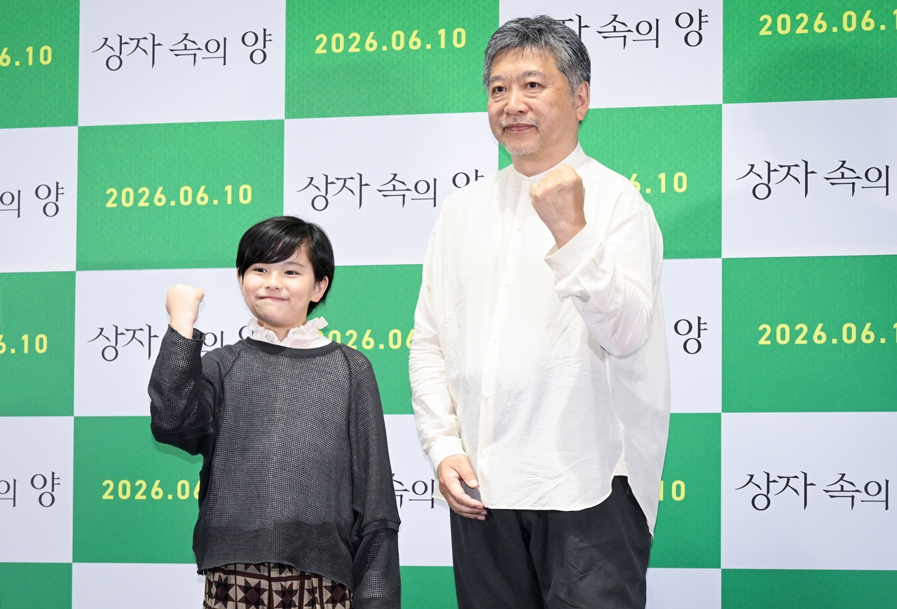 〈상자 속의 양〉 내한 기자 간담회 현장에 참석한 쿠와키 리무(왼), 고레에다 히로카즈 감독
