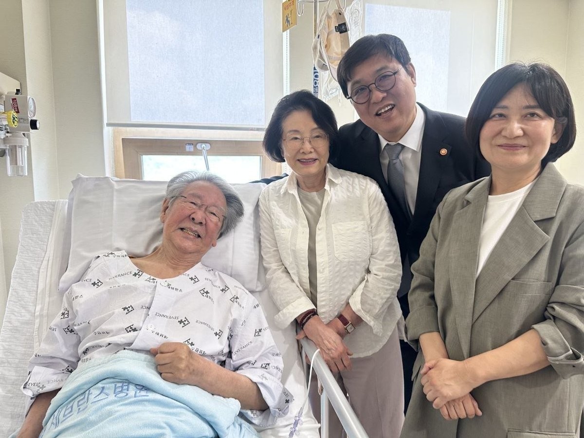 최불암 병문안 간 최휘영 문체부 장관
지난 11일 모은영 한국영상자료원장과 함께, 최불암의 아내인 배우 김민자에게도 안부
