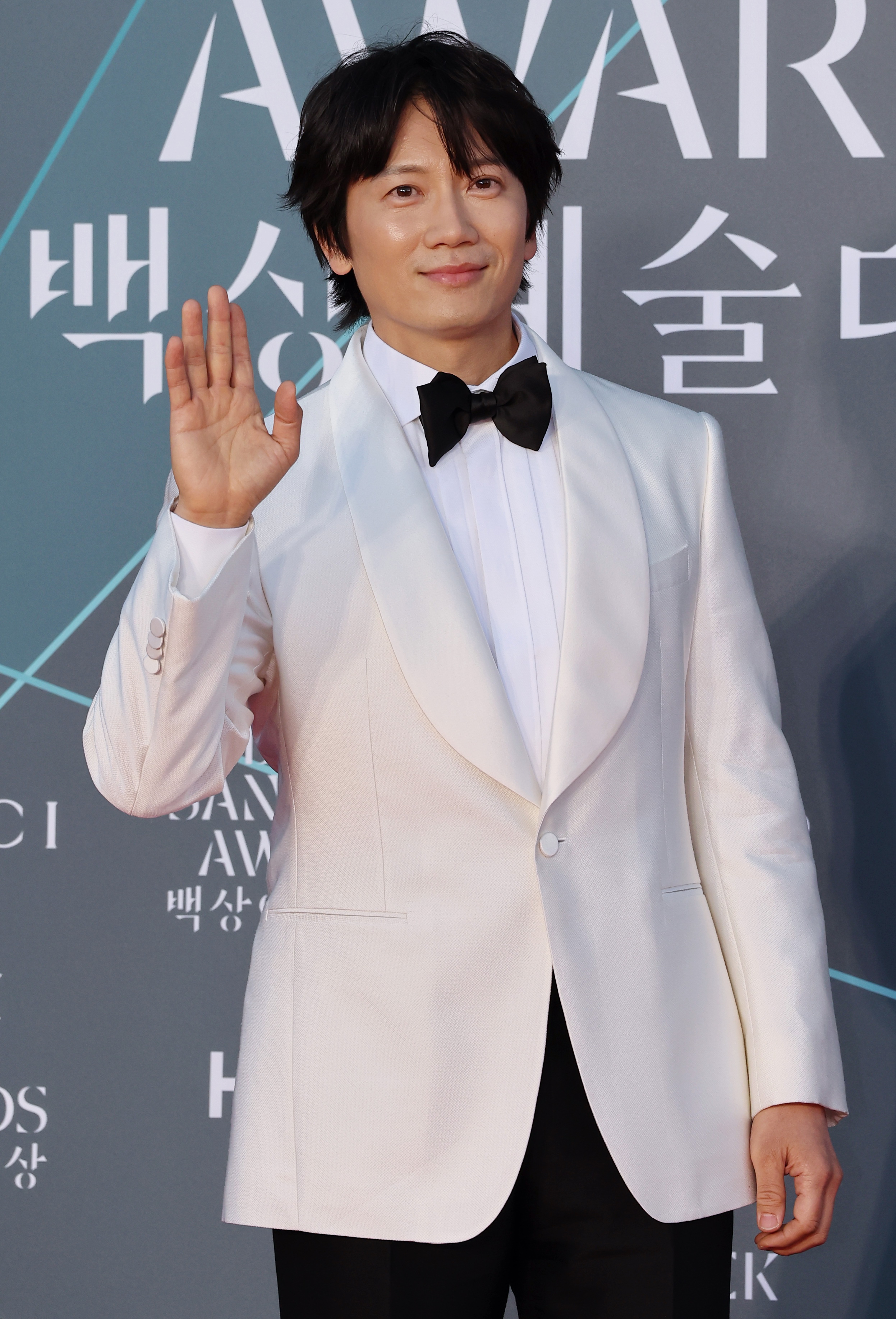 배우 지성 / 제62회 백상예술대상 레드카펫 행사에서 포즈
