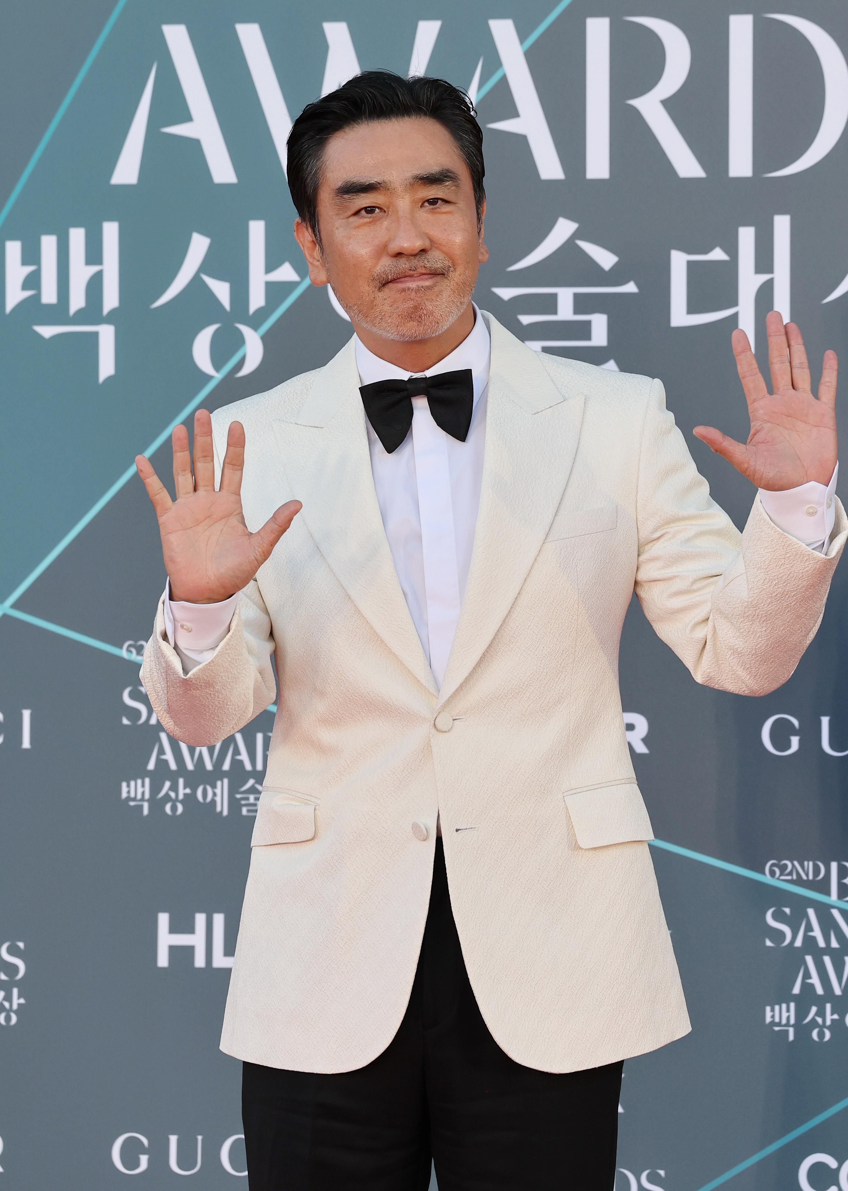 배우 류승룡/  제62회 백상예술대상 레드카펫 행사에서 포즈