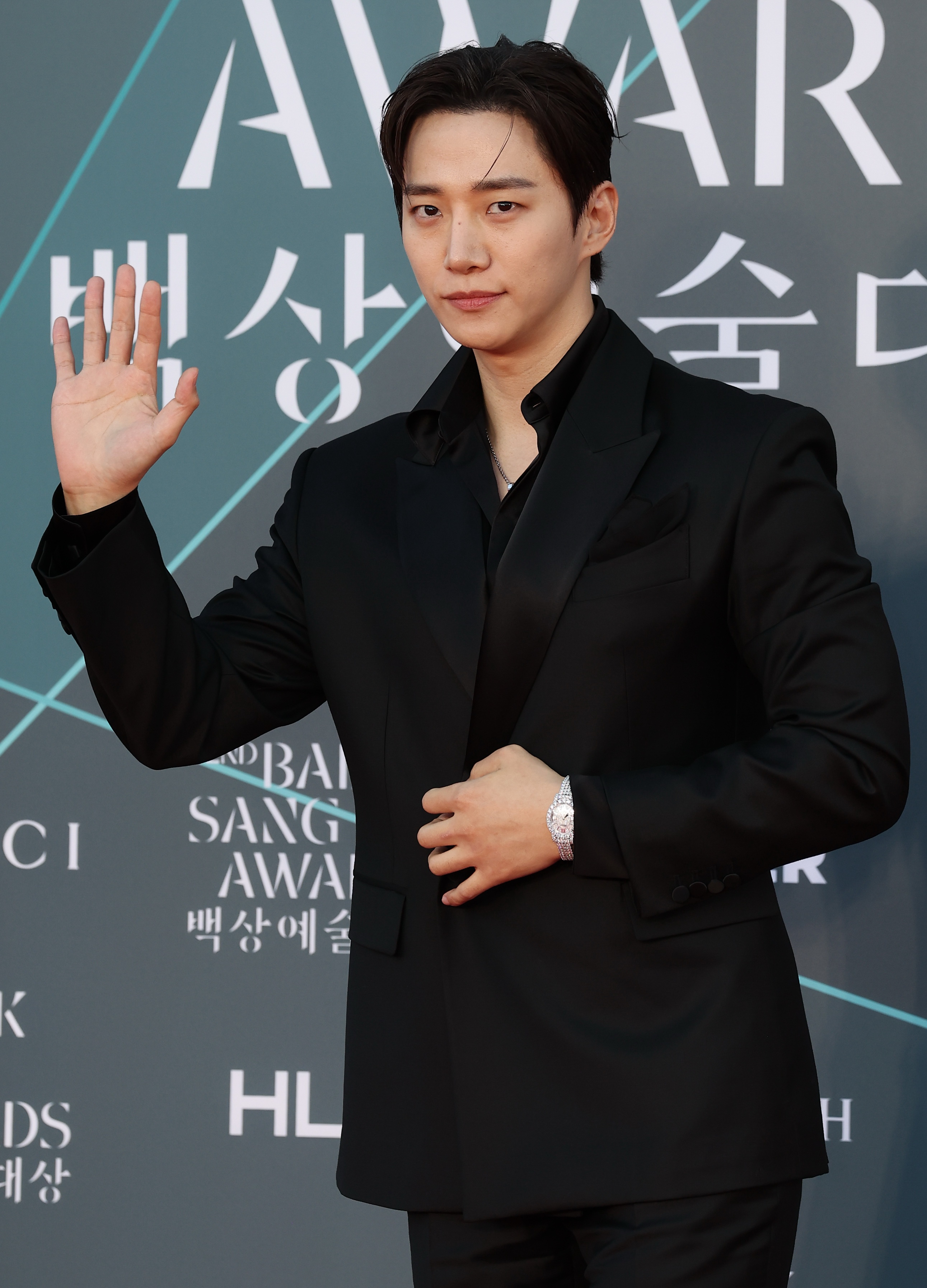 배우 이준호 / 제62회 백상예술대상 레드카펫 행사에서 포즈