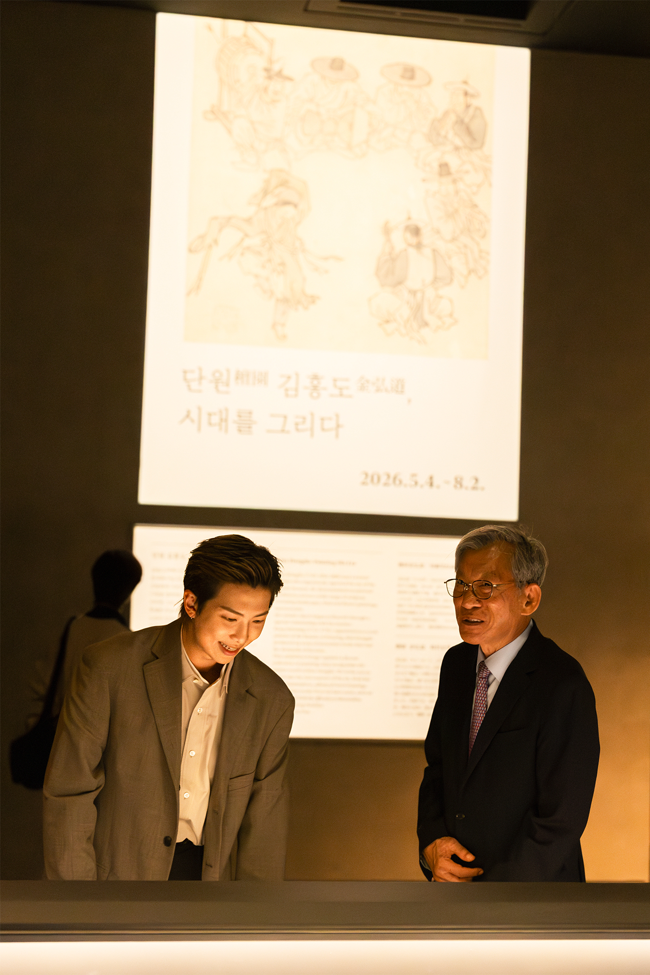 서화실 전시 둘러보는 RM
왼쪽부터 방탄소년단(BTS)의 RM, 국립중앙박물관장 [국립중앙박물관 제공. 재판매 및 DB 금지]
