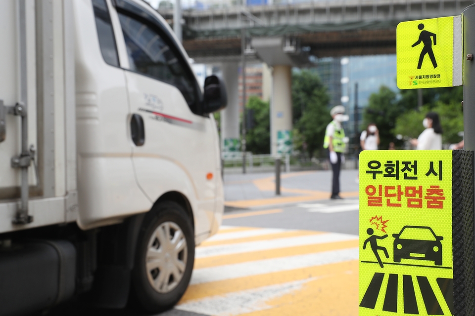교차로 우회전 단속 한 달…잘못 알려진 5가지 '팩트 체크' < 뉴스 < 자동차 「기사본문 - 모터그래프코리아