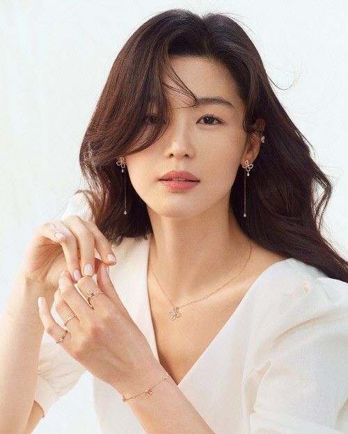 전지현 화보, 화사한 봄의 여신…감탄 부르는 미모