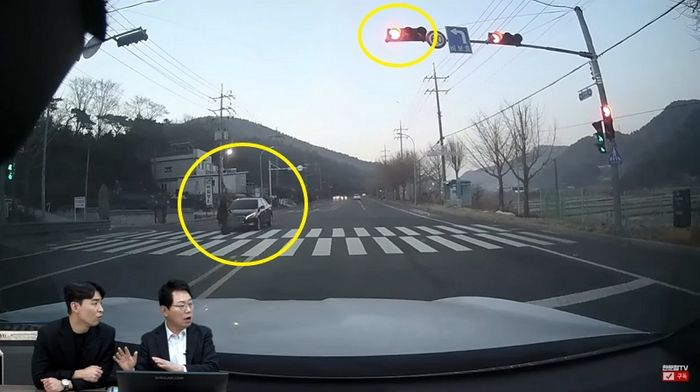 신호위반 해 보행자 '쾅' 들이받은 운전자…차에서 내리려다 역과까지 (영상)
