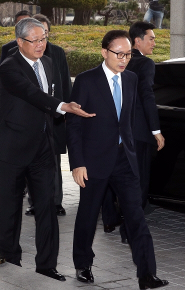 서울포토] MB 오늘 소환…안내받으며 이동하는 이명박 전 대통령