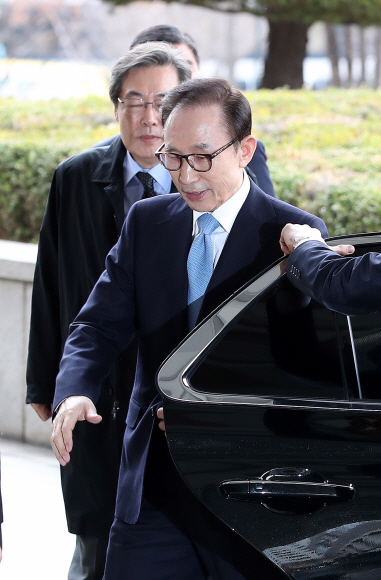 서울포토] MB 오늘 소환…차에서 내리는 이명박 전 대통령