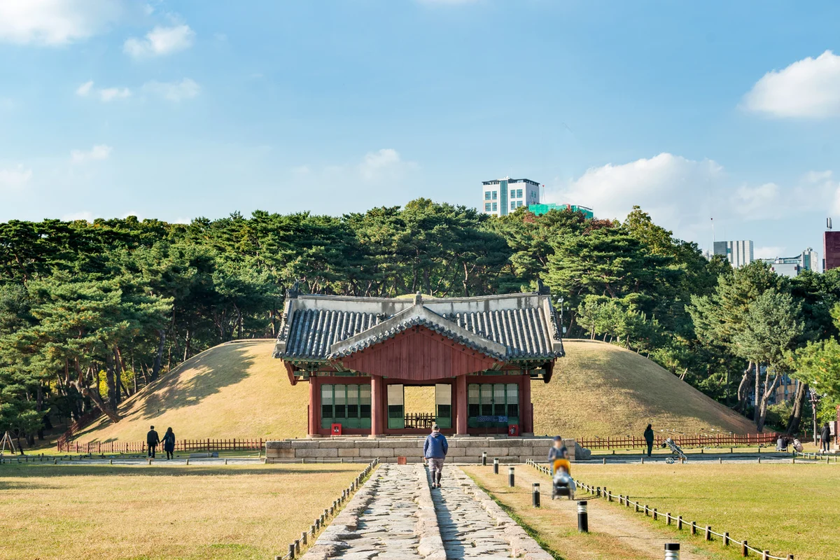 선정릉: 역삼 도심 등산 코스의 역사와 자연 - 역삼 여행
